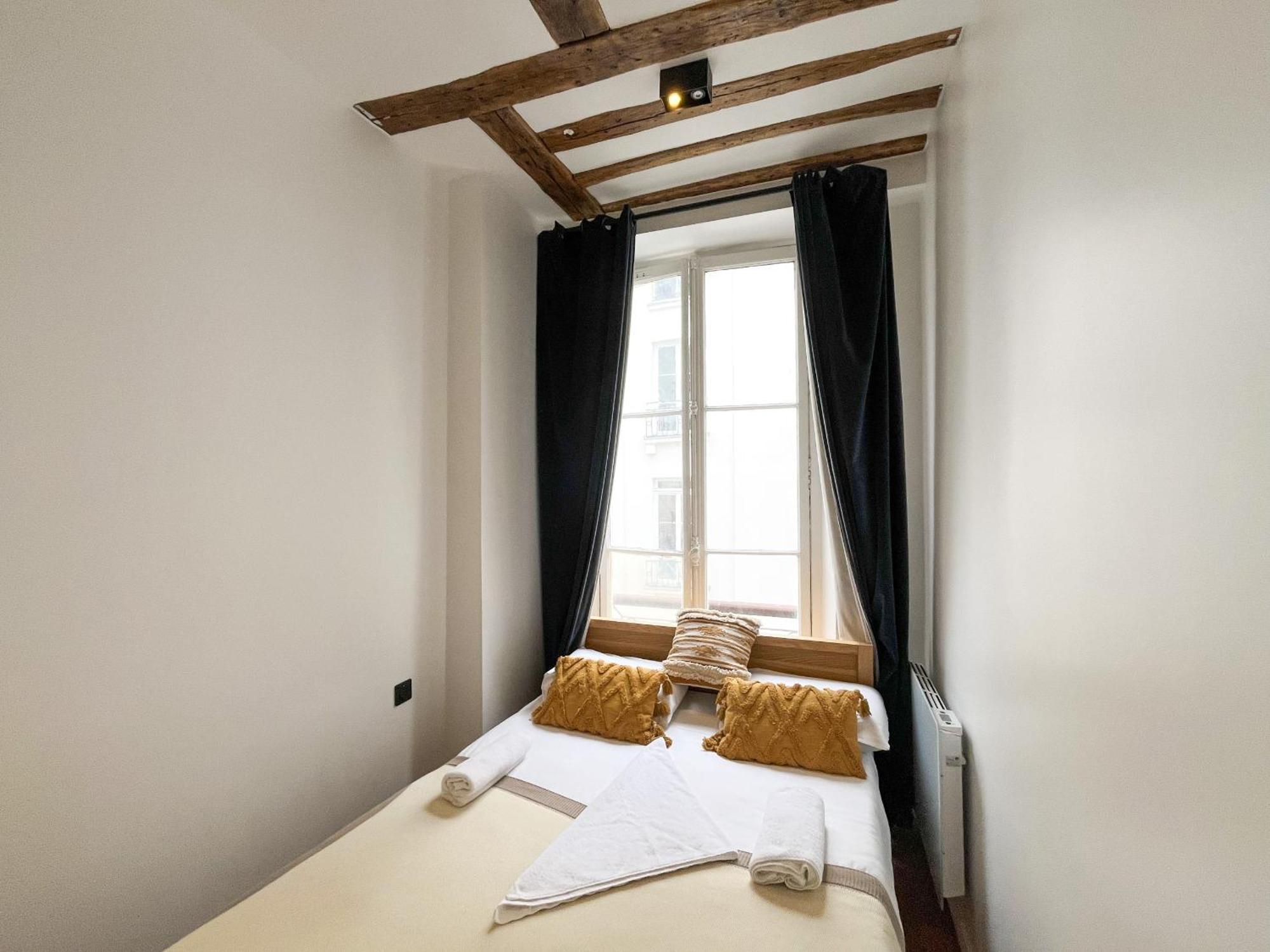 Urban Flat 108 - Classic Parisian 4 Bdr Flat Paris